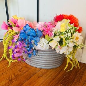 🆕💐Vibrant Spring Floral Arrangement in Gray Metal Planter